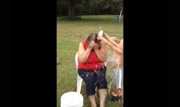 Trả giá đắt sau khi bà chiều các cháu chơi dội nước đá