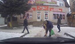 Mất tiền oan vì lỡ tay làm rơi chai nước ngọt