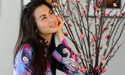 Vợ cũ Lam Trường khoe vẻ đẹp e ấp như thiếu nữ bên hoa