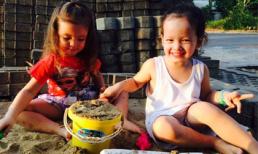 Cặp song sinh nhà Hồng Nhung ngồi nghịch cát cực yêu