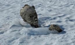  Đi leo núi vấp phải... xác ướp đông lạnh