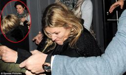 Kate Moss 'sỗ sàng' túm áo phóng viên vì bị làm phiền