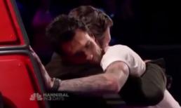 The Voice Mỹ: Những pha ôm, hôn khiến khán giả đỏ mặt