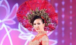 Hoa hậu Thu Hoài lộng lẫy làm “Nữ hoàng”