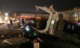 3 toa tàu văng khỏi đường ray sau cú đâm đứt đôi xe tải
