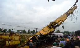 Cẩu trục khổng lồ đổ nghiêng khi sắp thông đường sắt
