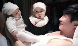 Con gái Lý Hải tập thể dục trên bụng bố cực yêu