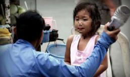 Rúng động: Bố đập con gái vào cột rồi ném ra sân gây tử vong