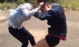 Hai thiếu nữ đánh nhau dã man, xỉu trên đường