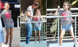 Bé Suri gầy nhẳng tung tăng đi mua sắm với mẹ