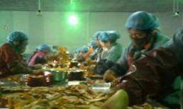 Hãi hùng xưởng sản xuất đồ ăn vặt trẻ em siêu bẩn ở TQ