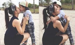 Trương Quỳnh Anh hôn con trai thắm thiết trên hè phố