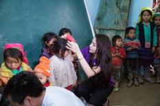 Hoa hậu Kỳ Duyên đeo gùi lên Khâu Vai làm từ thiện