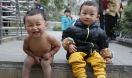 Kỳ lạ ông bố không cho con trai mặc đồ suốt 1 năm liền