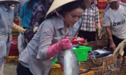 'Bắt gặp' Nhật Kim Anh bán cá ở chợ