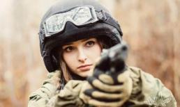 9x Nga đẹp mê hoặc trong trang phục lính