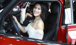 Ngọc Thanh Tâm khoe vai trần bên xế hộp tiền tỷ