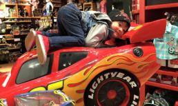 Jacky Minh Trí tạo dáng siêu ngộ nghĩnh bên ô tô đồ chơi