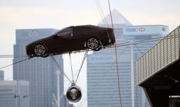 'Thót tim' với màn biểu diễn ô tô đi trên dây