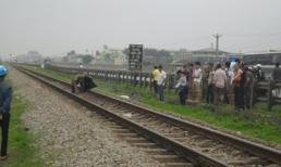 Xe chết máy giữa đường tàu, người đàn ông chết thảm