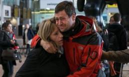 Thân nhân hành khách 4U9525 an ủi nhau ở sân bay