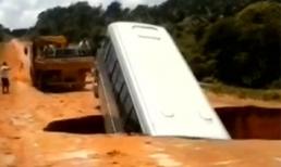 Hố tử thần nuốt chửng xe bus, cuốn ra sông