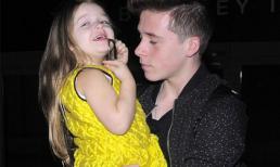 Harper hí hửng vì được anh trai bế