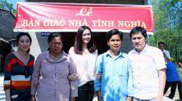 Khánh My giản dị đi tặng nhà tình thương