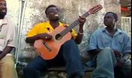 Kinh ngạc xem nghệ sĩ đường phố chơi guitar một dây