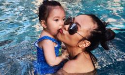 Con gái Đoan Trang cực yêu khi được mẹ đưa đi bơi