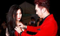 Hương Tràm được trai trẻ Minxu chỉnh trang phục trong hậu trường