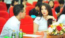 Kim Lý nhìn Trương Ngọc Ánh không rời giữa sự kiện