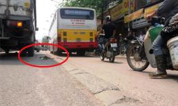 Ngã xuống đường, bị xe tải cán ngang người 