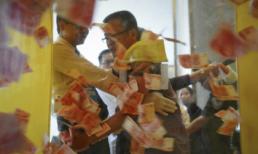 Người dân đua nhau xếp hàng vợt 'tiền chùa'