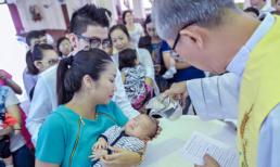 Ốc Thanh Vân làm lễ rửa tội cho con trai út