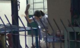 Kinh hoàng: Bảo mẫu hành hạ trẻ HIV trong bữa ăn