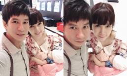 Vợ chồng Lý Hải bế con gái út đi xem phim