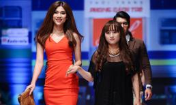 Dàn mẫu Việt 'đọ' túi trên sàn diễn