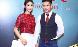 Trương Thế Vinh nắm chặt tay bạn gái phi công không rời