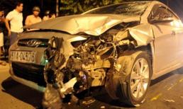 Xe máy đối đầu ôtô, mảnh vỡ văng khắp đường