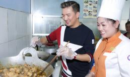 Đàm Vĩnh Hưng tươi rói nấu ăn sau sự cố mất đồ