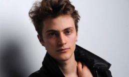 Thầy giáo dạy tiếng Anh điển trai cao 1m83 hút hồn trên sàn catwalk