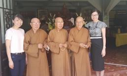 Hoa hậu Bùi Thị Hà tặng chi phí phẫu thuật cho 2 bệnh nhi ung bướu