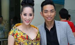 Khánh Thi tươi cười chụp ảnh cùng chồng 9x