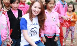 Đan Lê rạng rỡ về nông thôn làm từ thiện