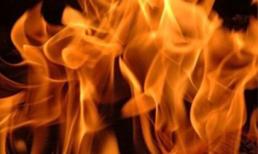 Vợ bỏ nhà đi, chồng tưới xăng đốt 'tình địch'