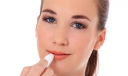 Bí quyết chăm sóc môi cho người hay dùng son