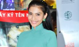 Trương Thị May diện áo dài thướt tha đi làm Đại sứ