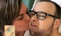 Xúc động cặp đôi kết hôn trên giường bệnh