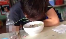 Vì 1 triệu, thanh niên chấp nhận ăn đồ thừa theo kiểu của chó